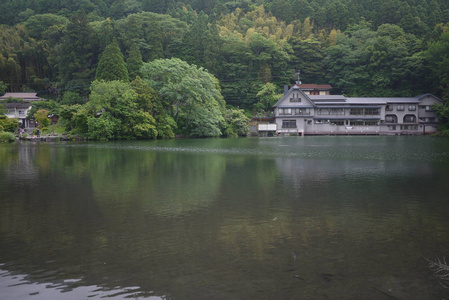 kinrin 湖的 kinrinko Toyonokuni 旅馆