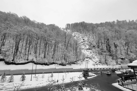 冬季滑雪坡道和升降机的黑白照片雪中群山的雪坡