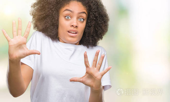 年轻的美国黑人妇女在孤立的背景下害怕和恐惧的表情停止手势, 在震惊