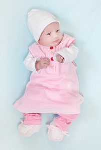 女婴在粉红色的裙子