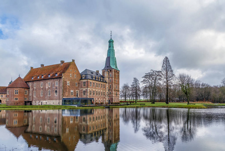 水城堡 Raesfeld 在 Muensterland, 北部莱茵河西华里亚, 德国。风景与湖