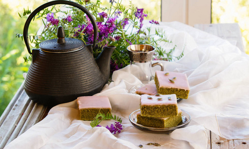 旳白巧克力釉籽绿茶蛋糕白色背景
