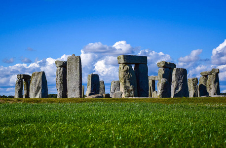 聚焦 stongehenge 模糊背景的地面草前景, 为蒙太奇对象