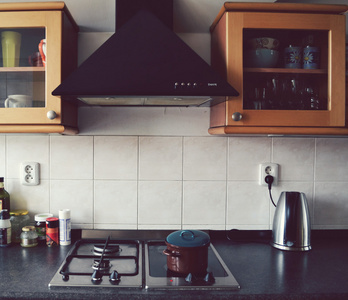 电气炊具和木制装饰现代酷厨房