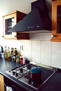 电气炊具和木制装饰现代酷厨房