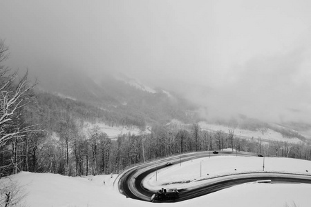 冬季滑雪坡道和升降机的黑白照片雪中群山的雪坡