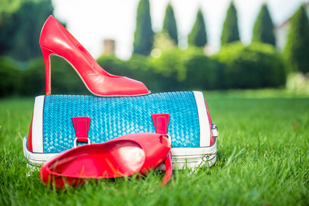 女式鞋都袋上和在地面上，妇女的夏季穿的鞋