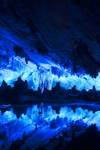 精美照明的芦笛洞显示龙王水晶宫编队。位于桂林市 广西省 中国