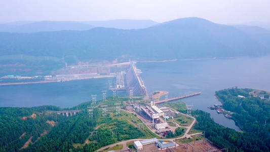 叶尼塞河克拉斯诺亚尔斯克水电站在叶尼塞河河.俄罗斯, 从德龙照片