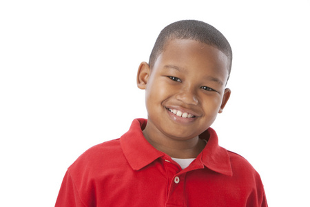 非洲裔美国小男孩与一个灿烂的笑容，他的脸上在笑