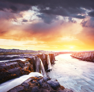 Selfoss 瀑布在国家公园 Vatnajokull 的美景。神秘和神秘的日落粉红色橙色。冰岛