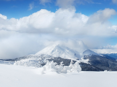 雪山和天空