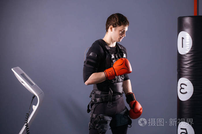 男子在拳击手套训练 电刺激拳击服照片 正版商用图片074ujg 摄图新视界 男子在拳击手套训练 电刺激拳击服照片 正版商用图片074ujg 摄图新视界