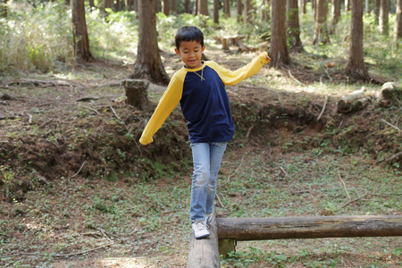 平衡木上的日本男孩小学三年级