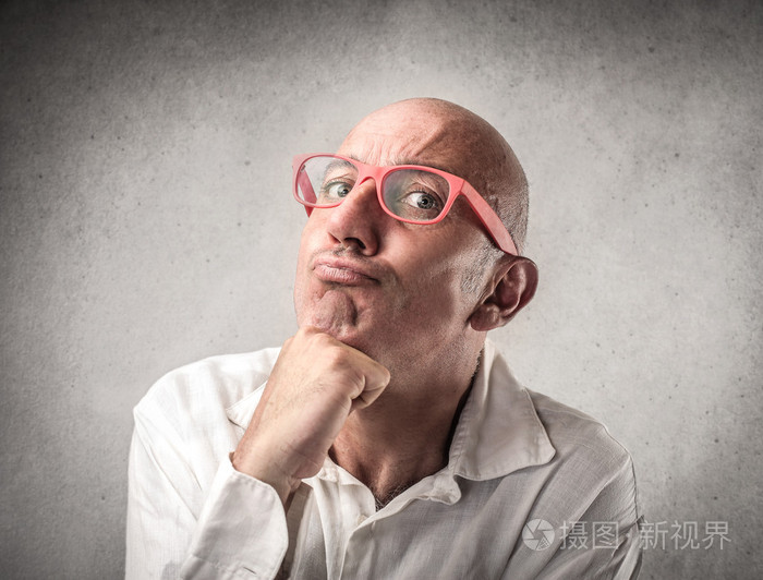 在认真思考的人