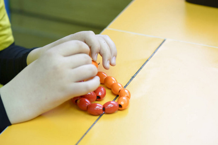 视觉受损的儿童触摸手镯的感觉关闭照片