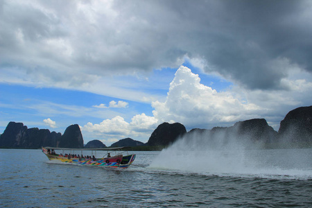 船与游客漂浮在平静的蓝海