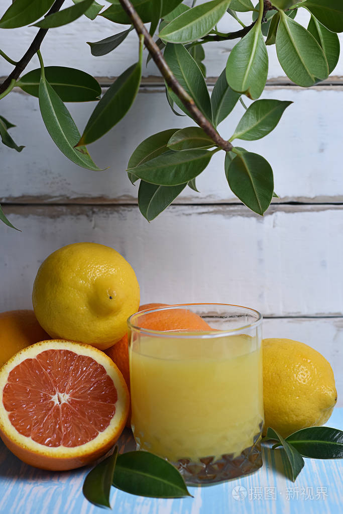 水果和果汁在桌子上