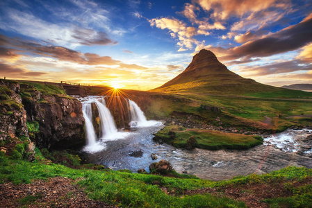 风景如画的日落之上的风景和瀑布。Kirkjufell 山, 冰岛