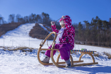 享受驾雪橇的小女孩图片