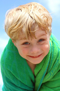 快乐的孩子在沙滩巾
