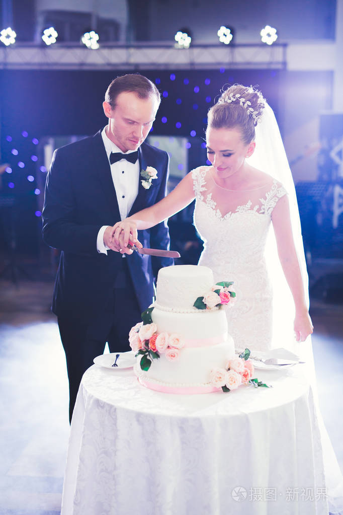 新娘和新郎在婚礼上切婚礼蛋糕