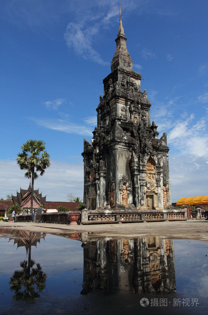 在老挝沙湾拿吉ing坑佛塔