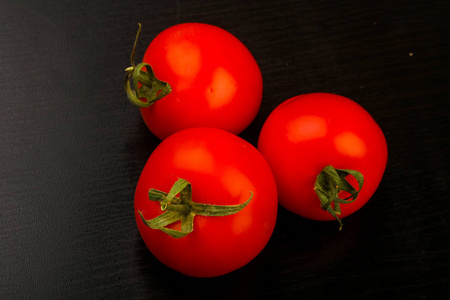 黑木背景下的西红柿