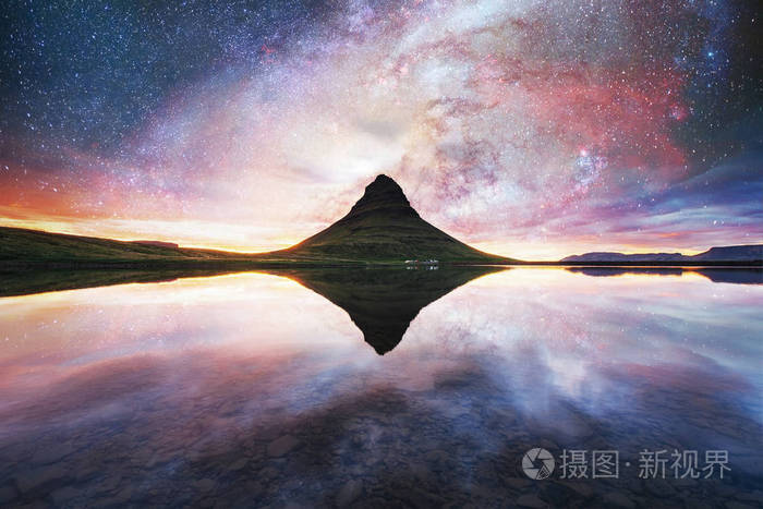 风景如画的日落之上的风景和瀑布 Kirkjufell 山 美国宇航局的好意 梦幻般的星空和银河 冰岛照片 正版商用图片0752ce 摄图新视界 风景如画的日落之上的风景和瀑布 Kirkjufell 山 美国宇航局的好意 梦幻般的星空和银河 冰岛照片 正版商用图片0752ce 摄图新视界