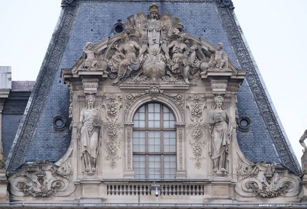 卢浮宫建筑碎片。卢浮宫是世界上最大最受参观的博物馆之一, 也是巴黎的主要地标之一。