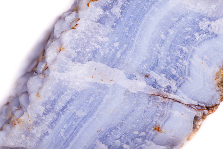 宏观矿物蓝色玛瑙在岩石在白色背景
