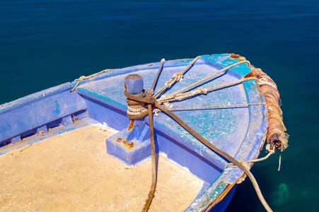 希腊渔船在基克拉迪群岛
