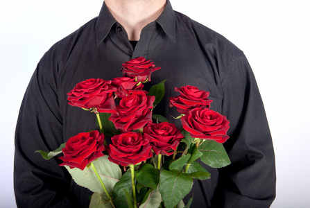 英俊的男人，为您提供了一束红玫瑰