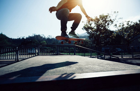 滑板滑板在 skatepark 的裁剪图像