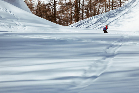滑雪的小孩在高山上的山坡上滑行
