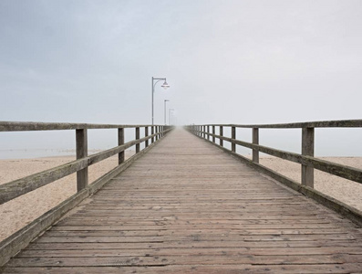 海港内的空木码头。钢灯柱, 地平线藏在浓雾中。秋雾
