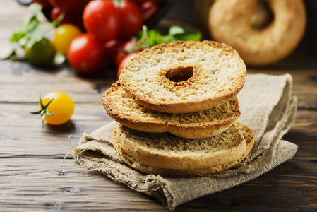 传统意大利面包 frisella 与西红柿在木桌上的背景