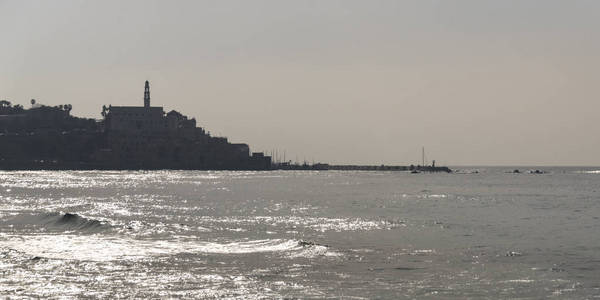 波浪在海与城市在背景, 特拉维夫特拉维夫, 特拉维夫, 以色列