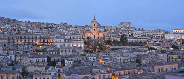 意大利的西西里岛，莫迪卡 古沙省，巴洛克式镇在日落时的看法