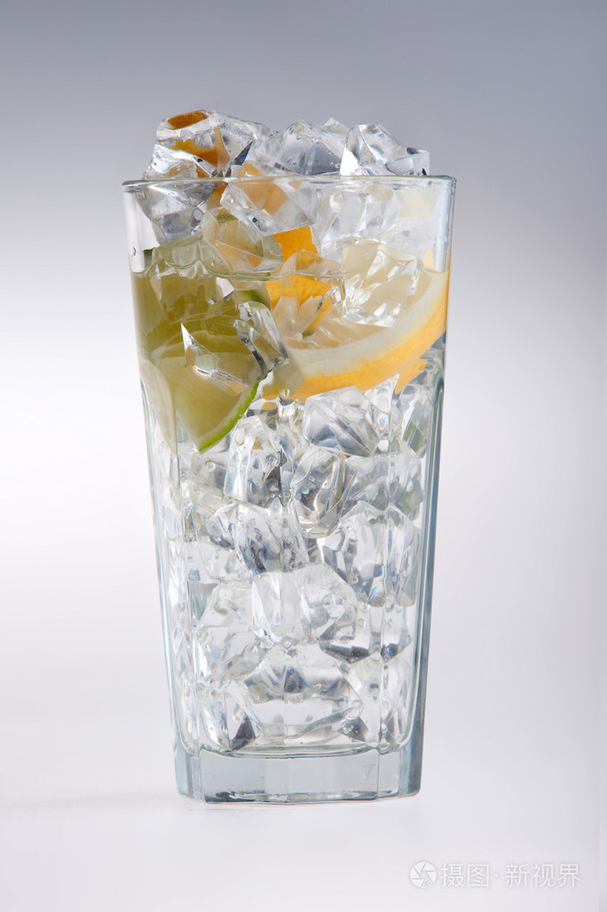 玻璃饮料的冰块和水果