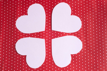 白色的心刻在红色的背景纸。情人节