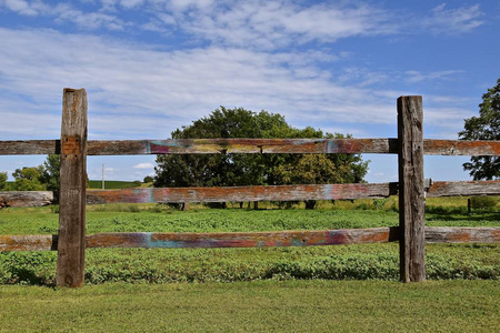 旧风化木制乡村围栏, 各种颜色的喷漆残渣