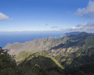 风景点 Amogoje, 绿色的山与岩石在海 El Draguill