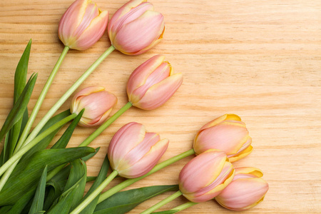 粉红色和黄色郁金香花束