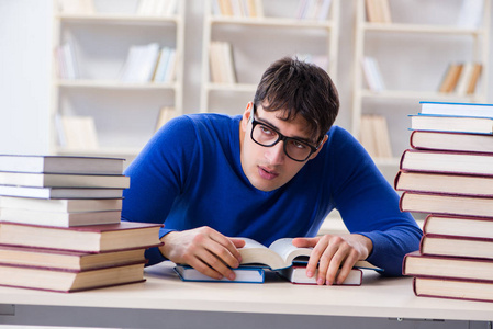 大学图书馆的男学生准备考试