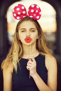 有趣的漂亮女孩，可爱的老鼠的耳朵和红红的嘴唇
