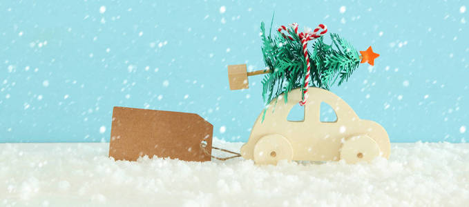 蓝色背景下带圣诞树的木车