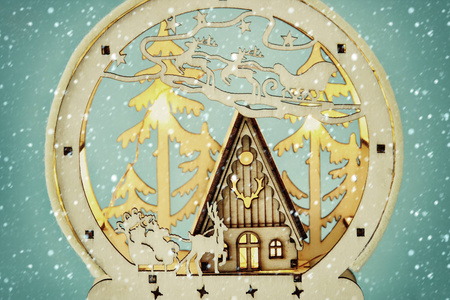 梦幻般的圣诞场面的木松树森林, 小屋和圣诞老人雪橇与鹿