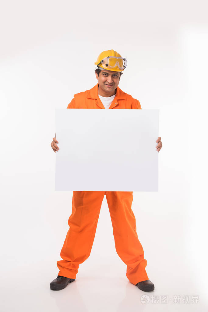 印度电工工程师与线切割机, 钻床等, 站在白色背景隔离