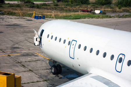 航空技术基地一架开着门的客机的前端特写